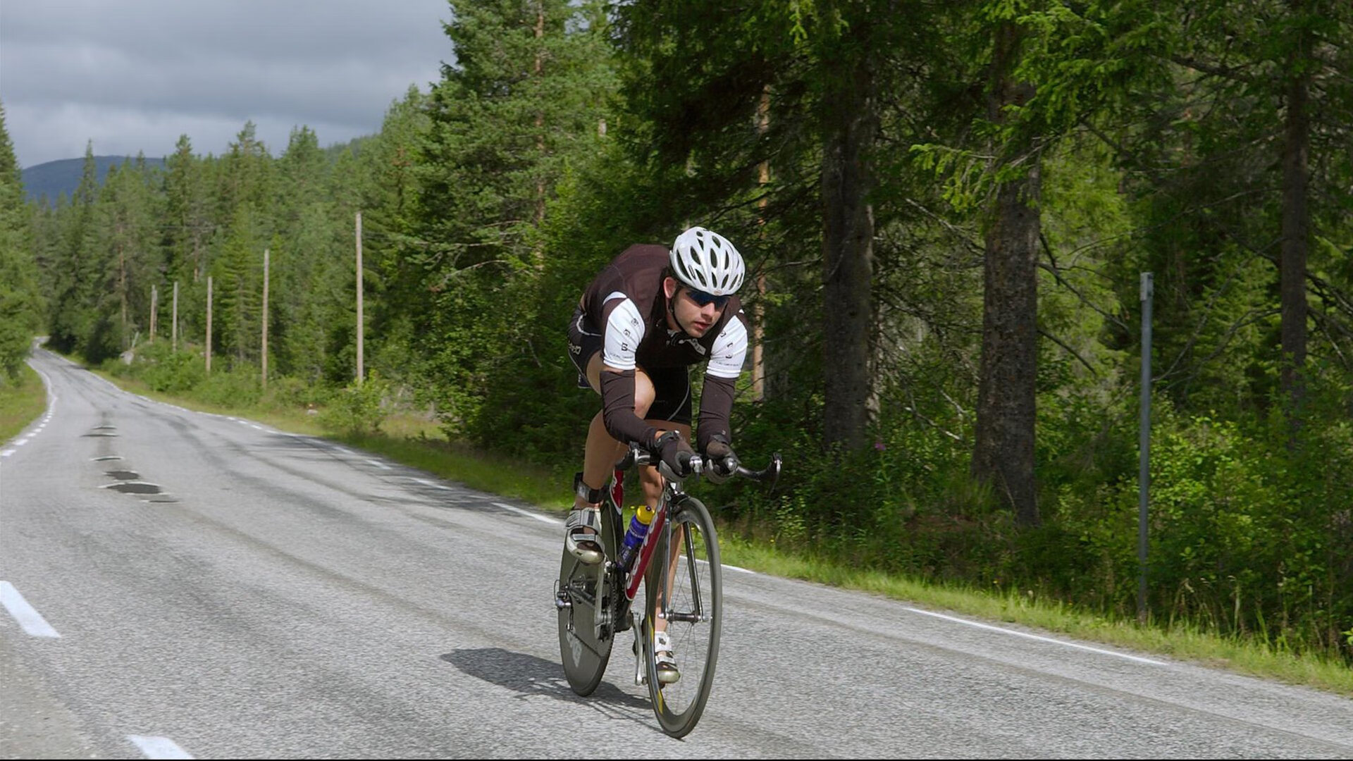 “生死瞬间:车祸现场的救援救赎故事”,车祸救人视频